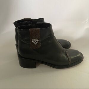 Brighton vintage Lonnie 8 N black and brown ankle boot heart emblem